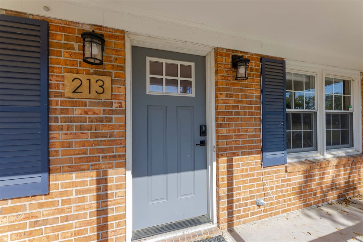 Entryway w/smart lock