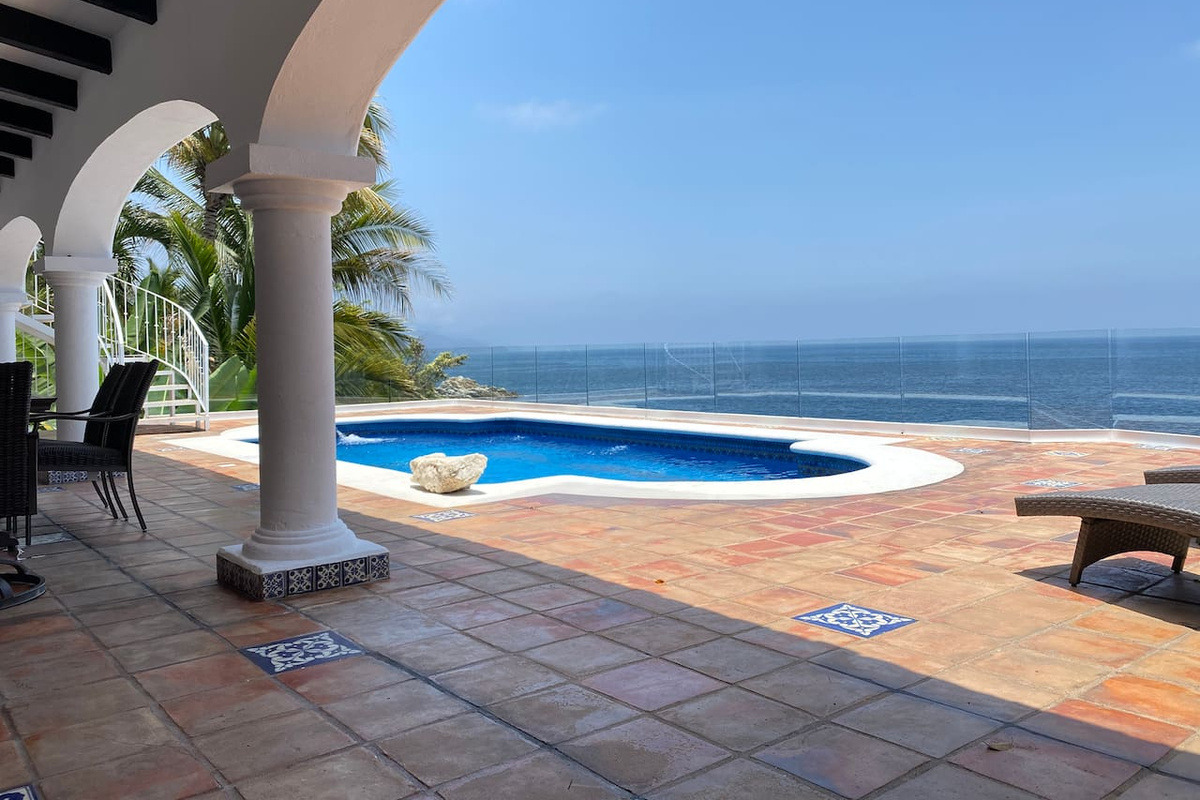 Enjoy a relaxing day from the patio
Disfruta tu día desde el patio