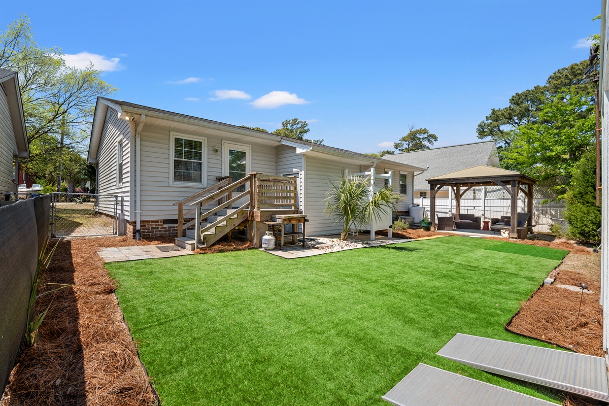 Artificial Turf - pet friendly and backyard fun!