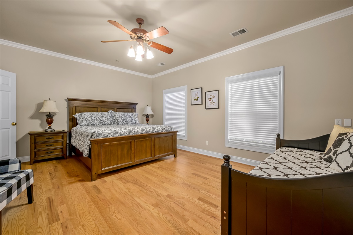 2nd floor King #4 with daybed and trundle and ensuite bathroom-sleeps 4