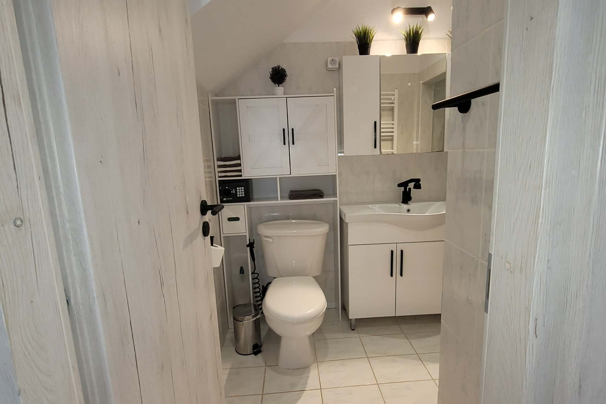 Full Bathroom Towels and supplies provided
