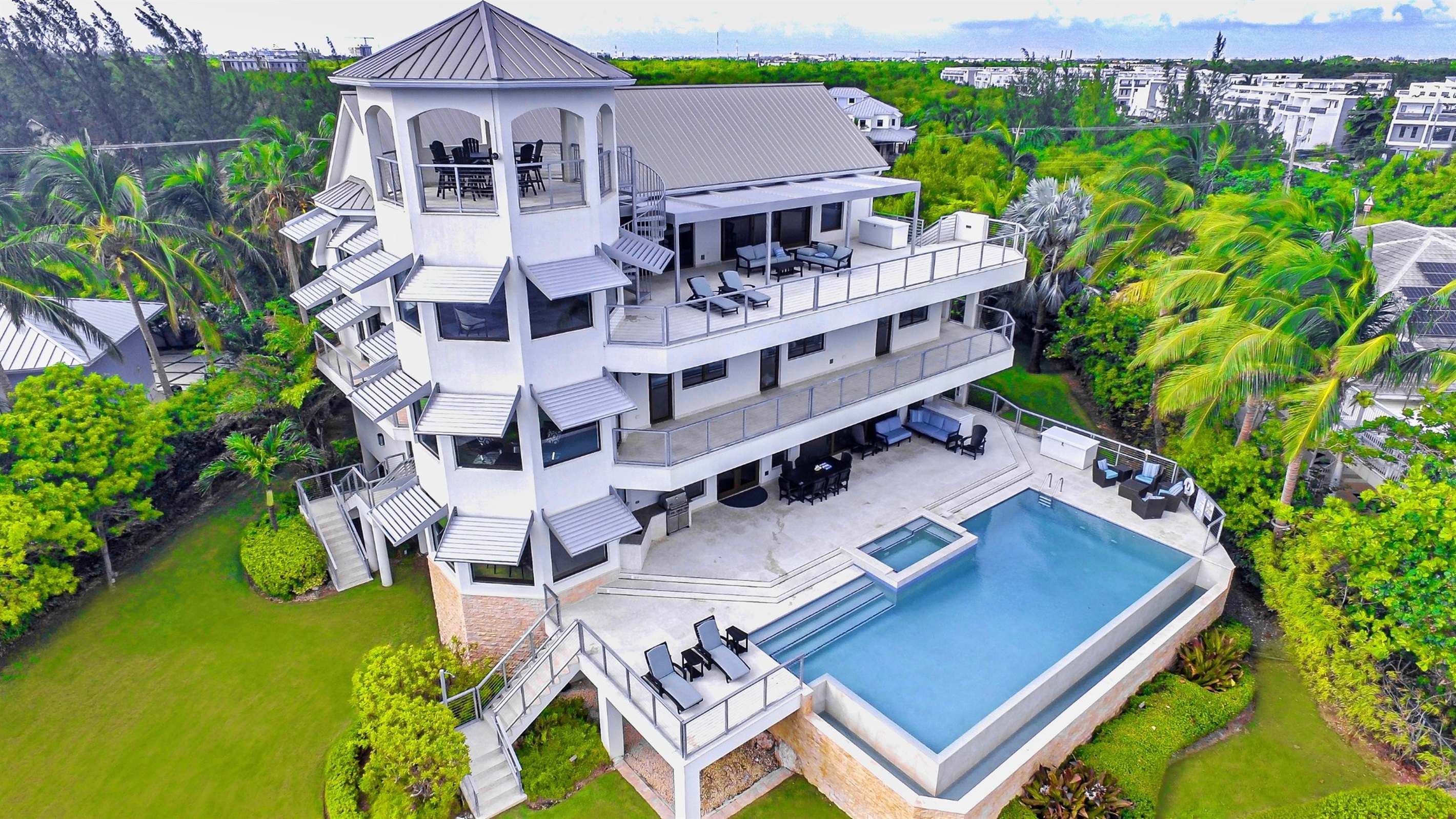 Barco A La Vista  - A private estate designed for presence, privacy, and panoramic beauty.