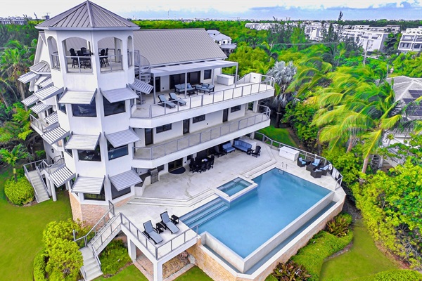 Barco A La Vista  - A private estate designed for presence, privacy, and panoramic beauty.