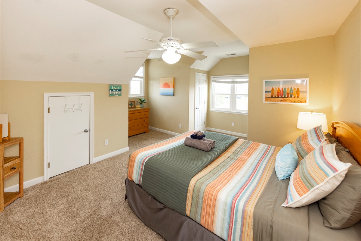 This lovely 3rd floor Queen room has its own spacious en suite bathroom