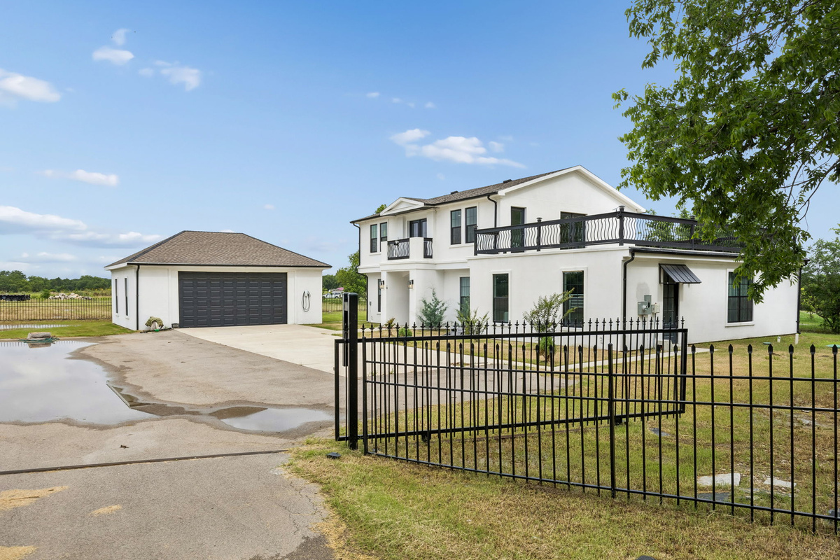 A Spacious, Stylish Escape Near Dallas