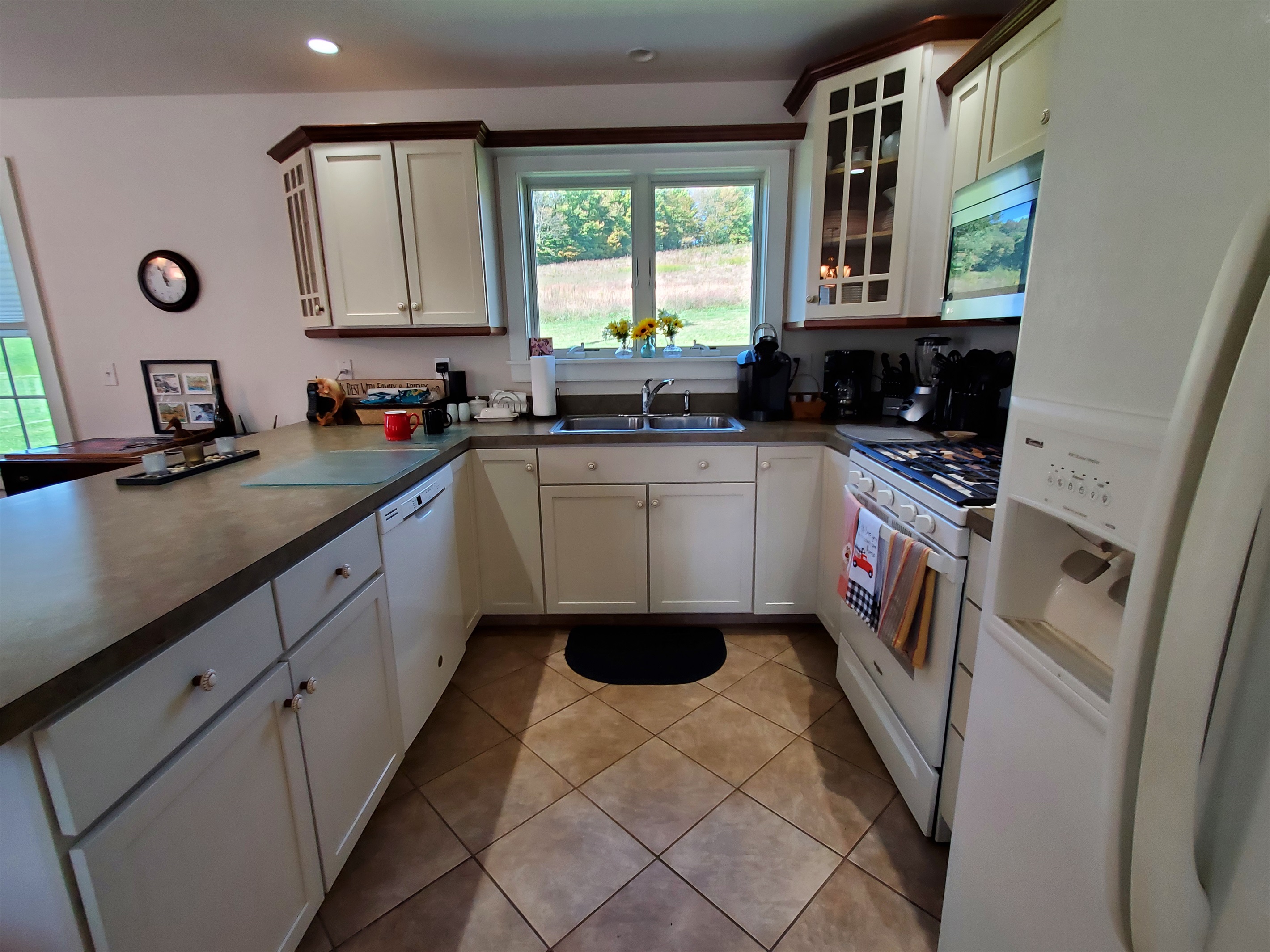 Fully equipped kitchen.