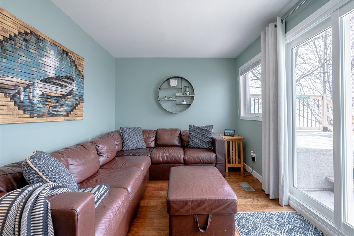 Main Livingroom with pullout