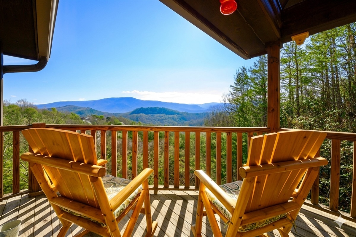 Start your mornings with this magnificent view, enjoyed from any of the three private decks at Little Cub Cabin, ideal for coffee at sunrise, peaceful reading, or evening stargazing.