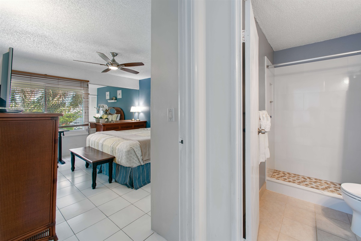 Shared bathroom just off of the primary suite