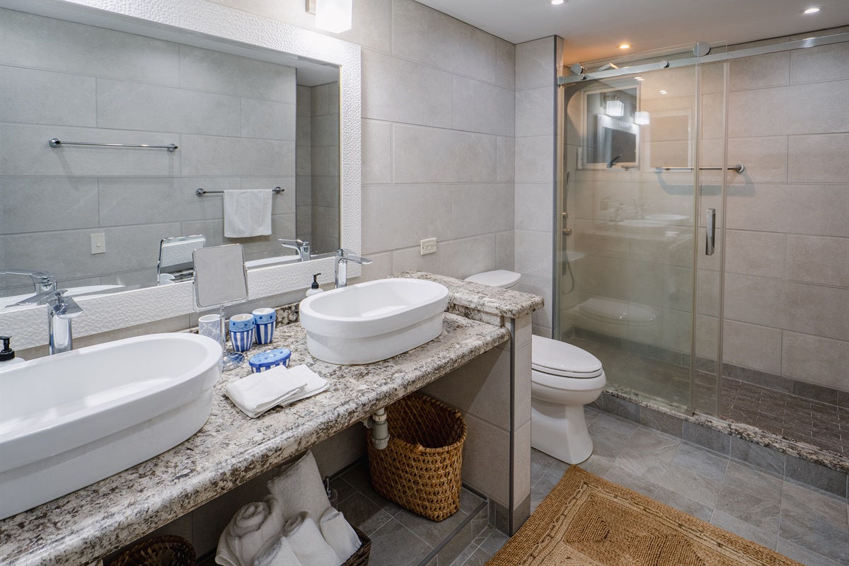 2nd floor primary bathroom
