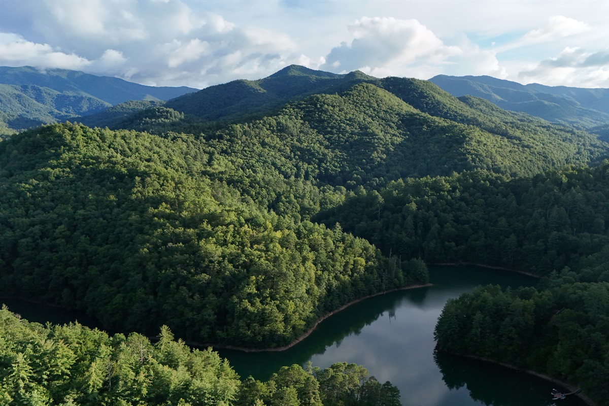 Breathtaking Views: Immerse yourself in nature with stunning mountain and lake scenery!