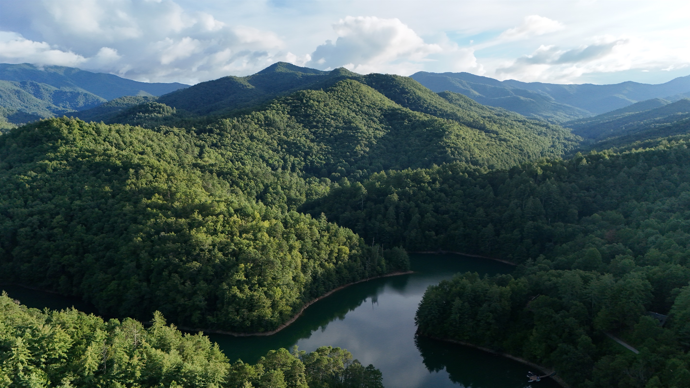 Breathtaking Views: Immerse yourself in nature with stunning mountain and lake scenery!