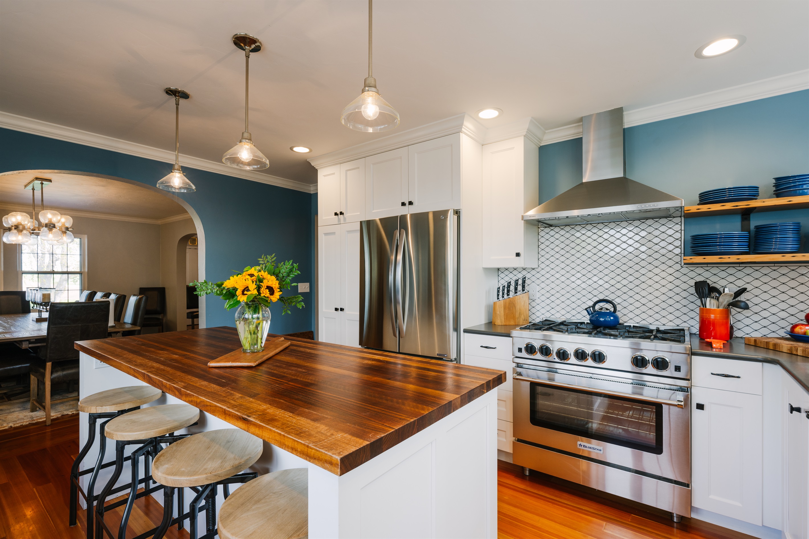 Large chef's kitchen w/large gas range. 