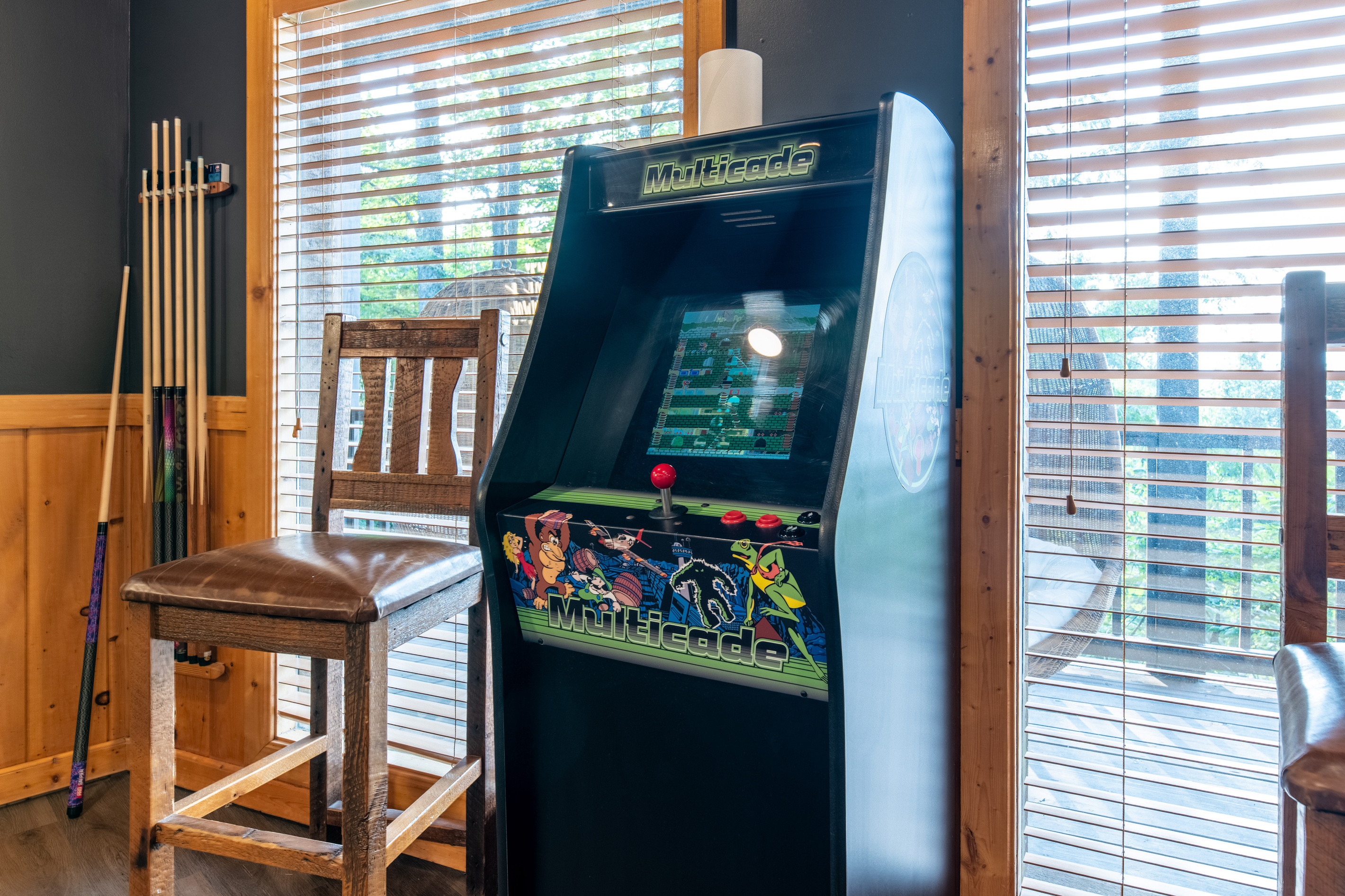Multicade arcade system with hundreds of classic games