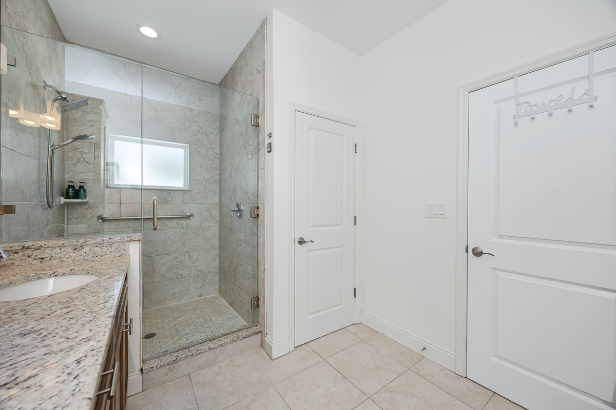 Spacious Bathroom 