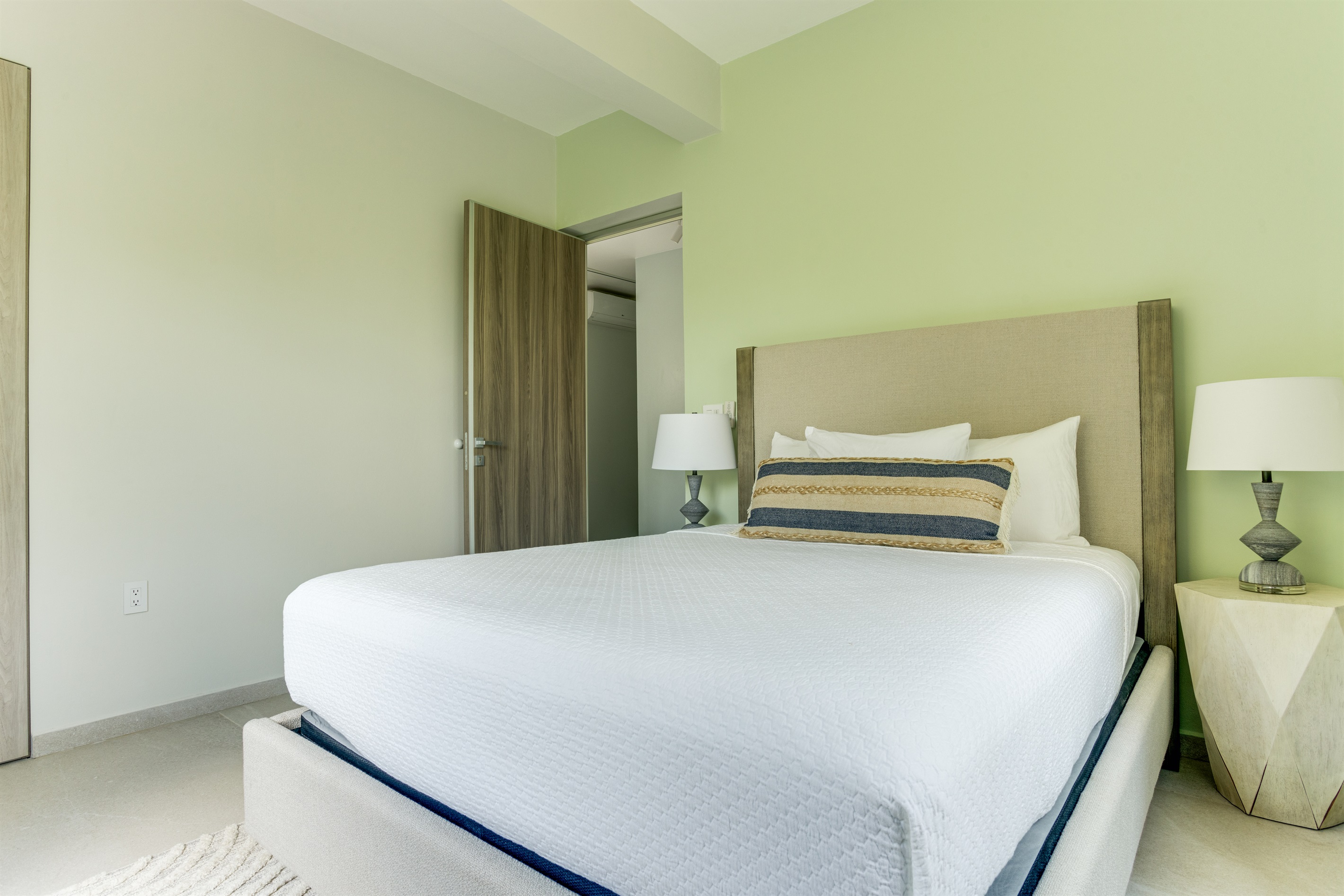 Bedroom 2: Queen Bed