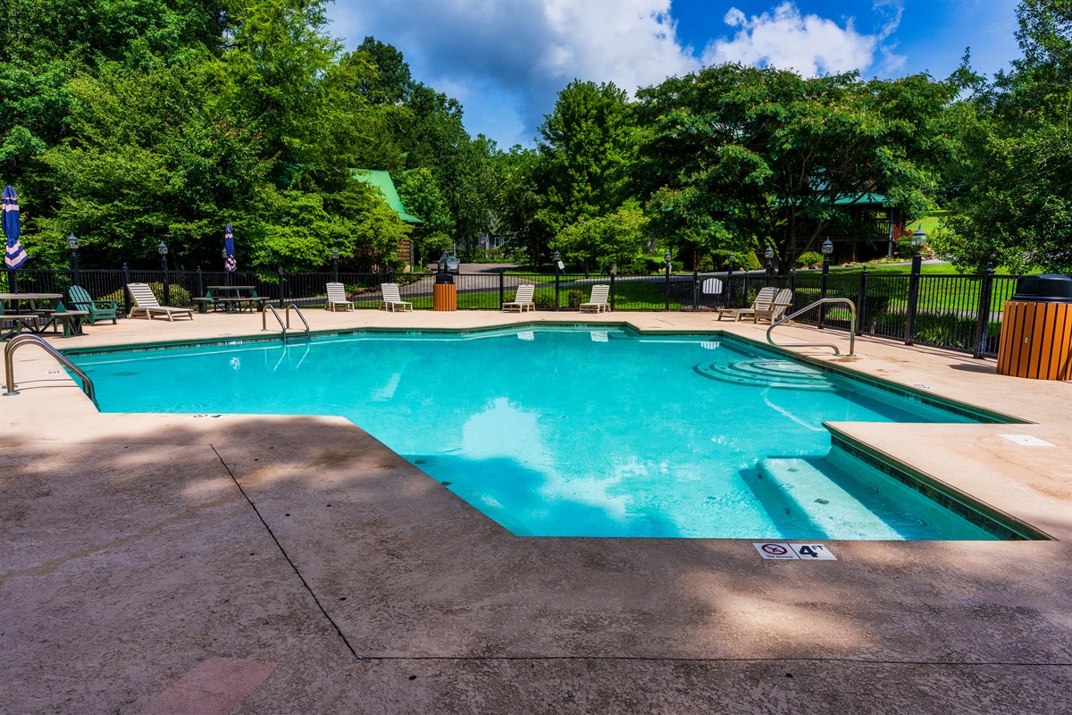 Outdoor community pool of Smoky Cove resort