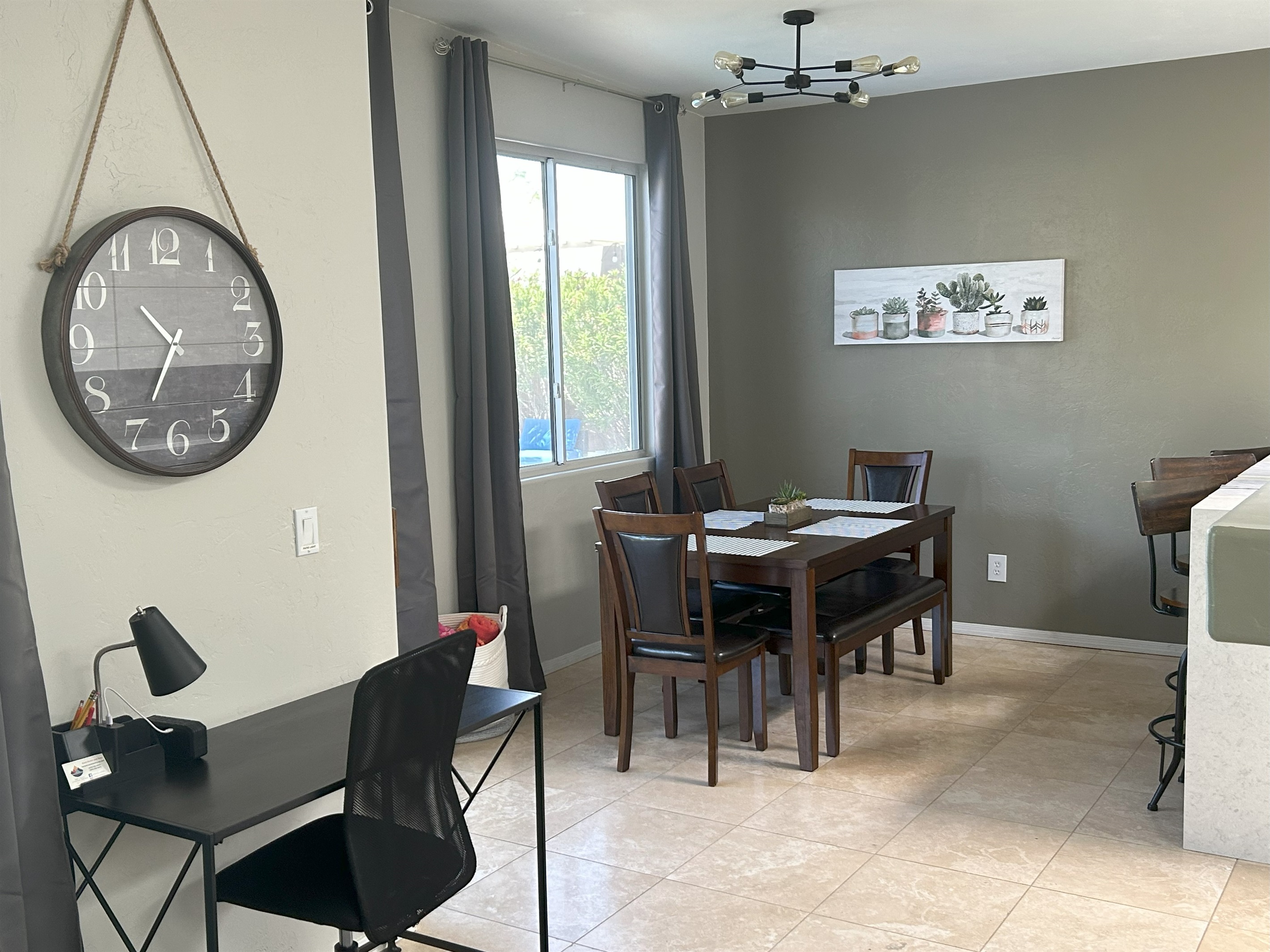 Open floor plan means you can have great conversations before, during, and after your meals.
