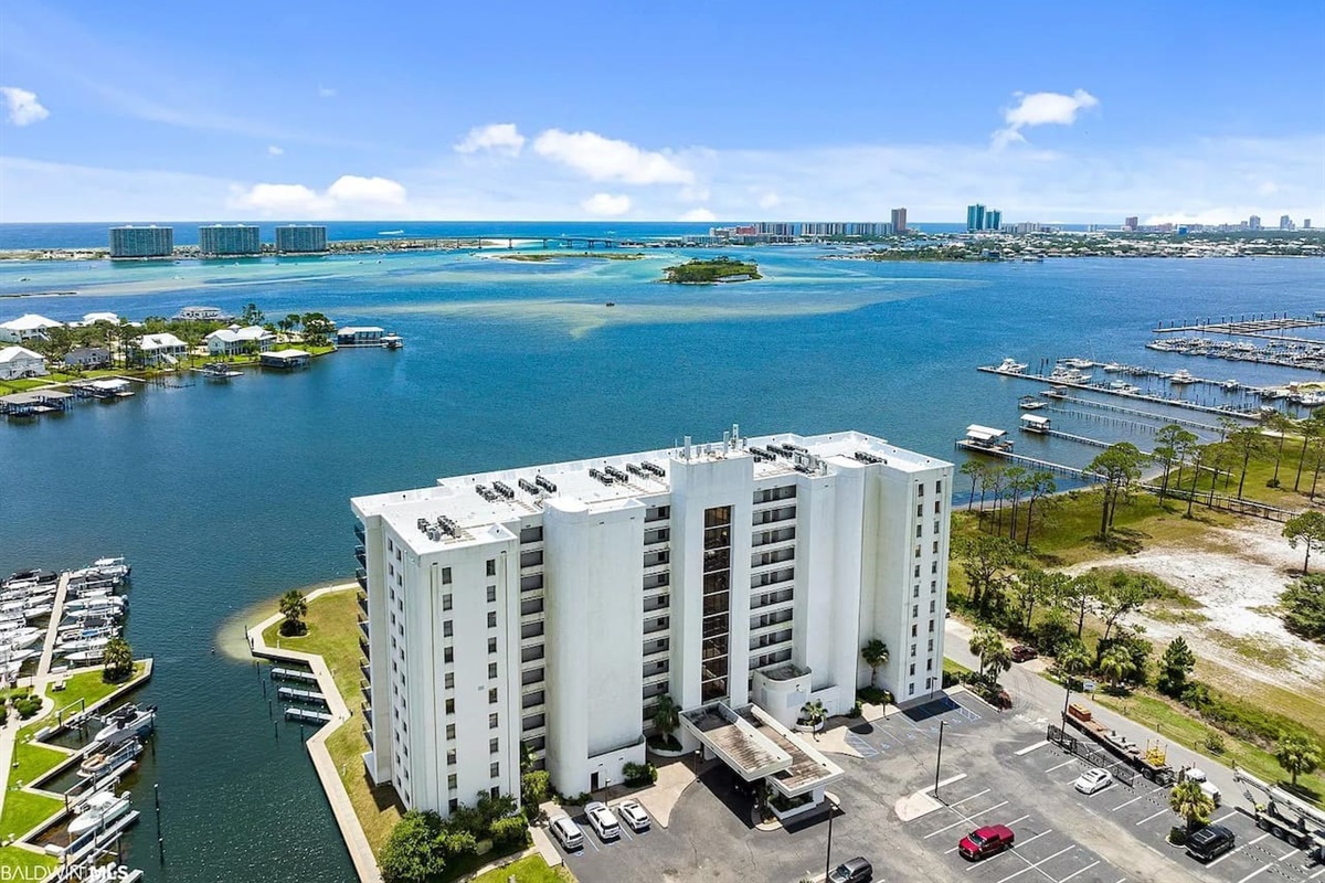 Stunning Waterfront Retreat: Experience breathtaking views from your private balcony!  