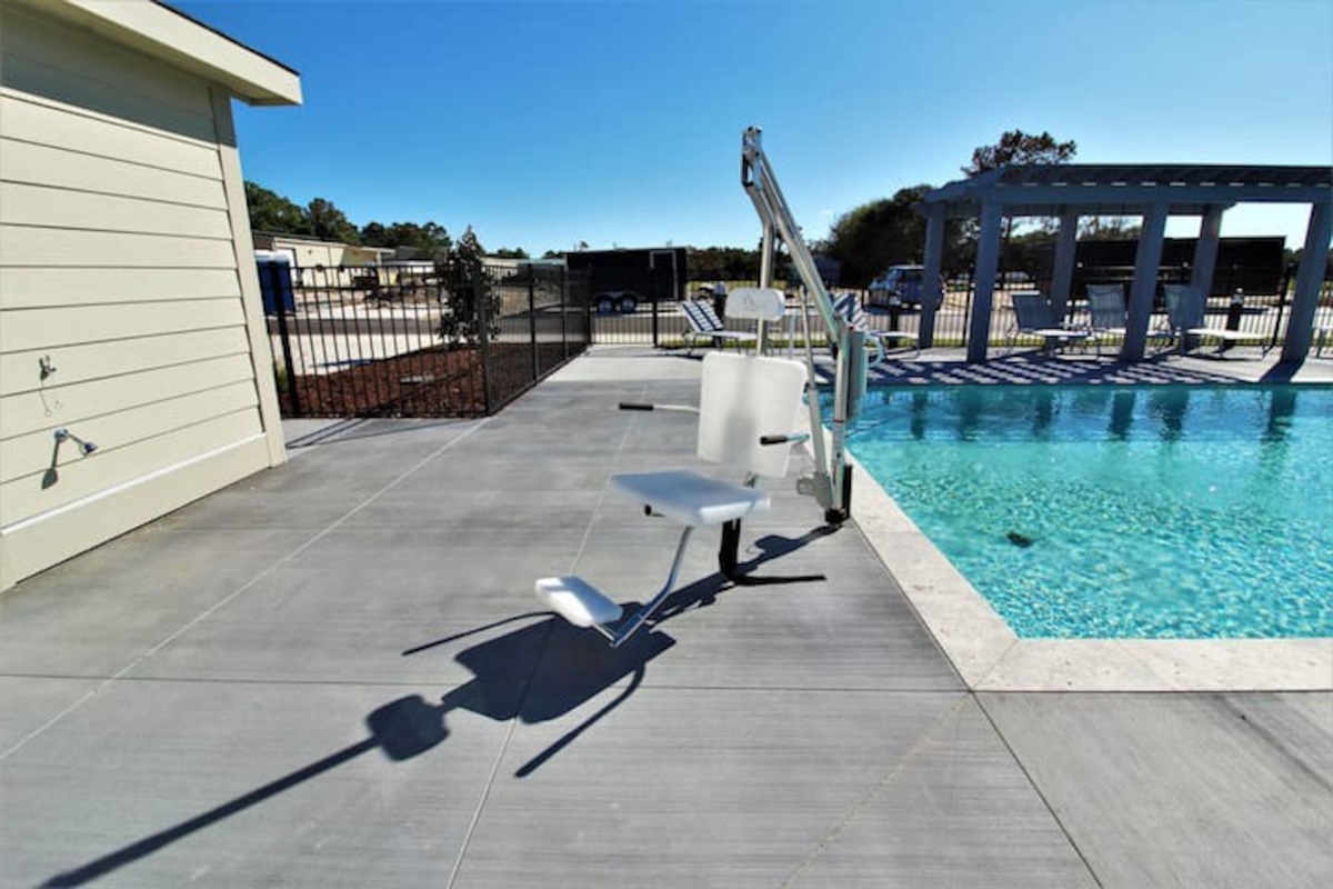 The community pool includes accessibility equipment. 