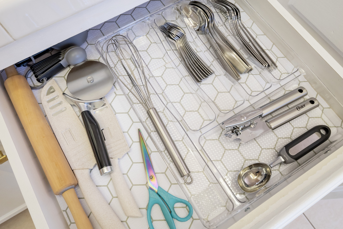 The kitchen is thoughtfully stocked with essential cooking tools, helping you prepare everything from quick snacks to family-sized meals.
