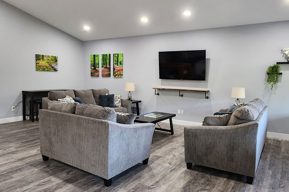 Oversized living room with plenty of seating—ideal for large groups and movie nights.