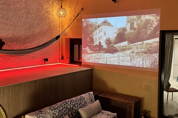 Outdoor Cinema Experience! Enjoy a 260cm projection screen with 17 speakers, perfect for your moments with your beloved ones. Pictures, videos, and songs from the chillout zone, or the jacuzzi