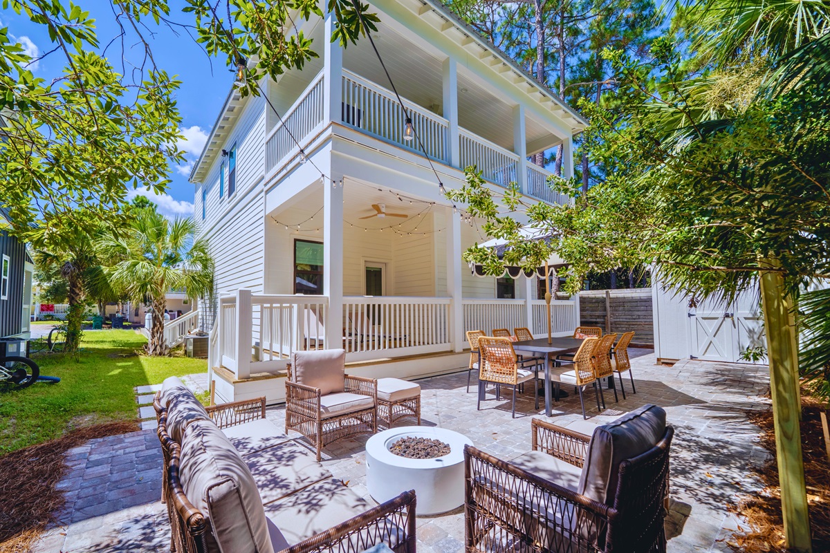 Spacious paved backyard - ideal for relaxing and outdoor gatherings!