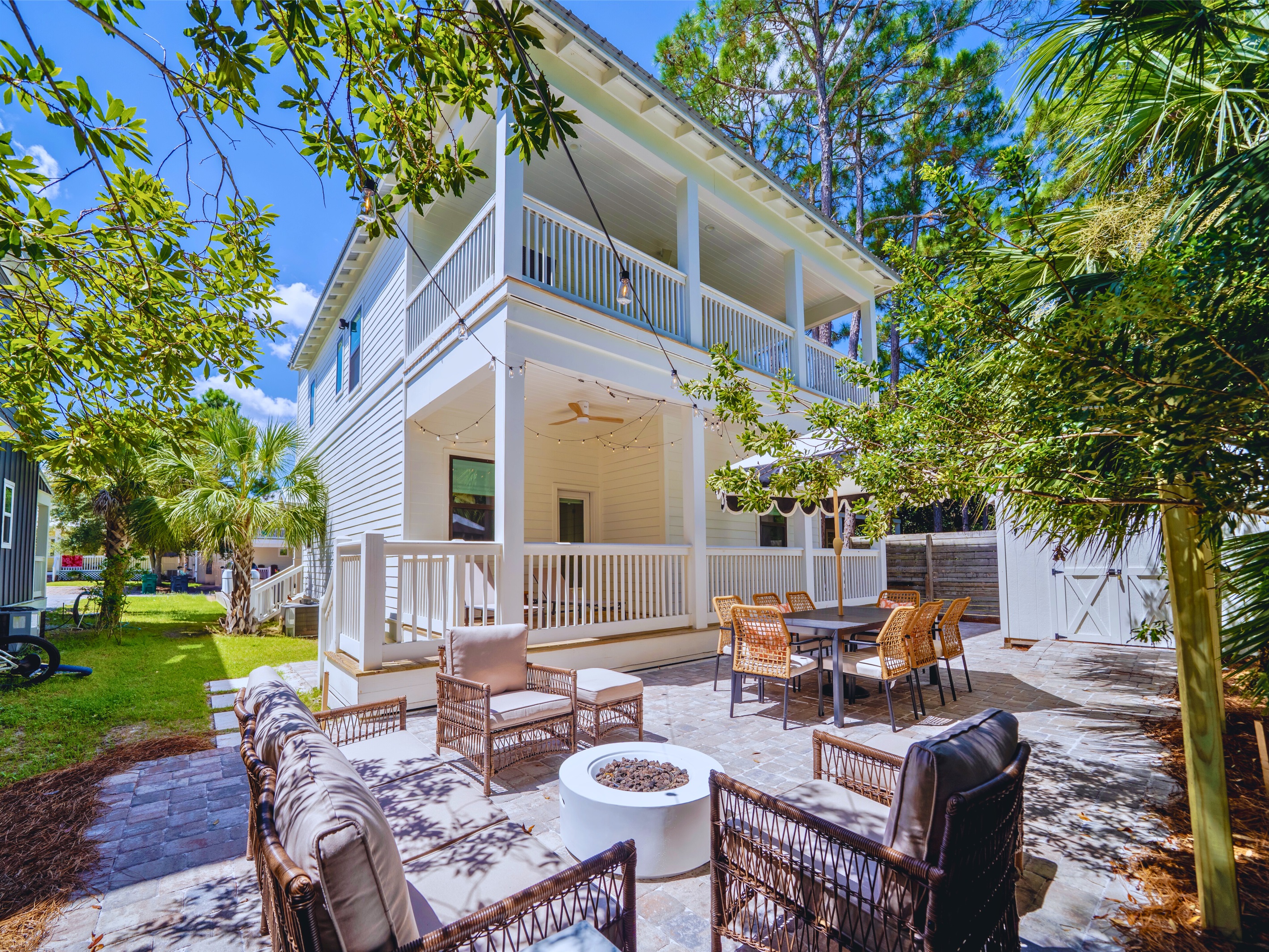 Spacious paved backyard - ideal for relaxing and outdoor gatherings!