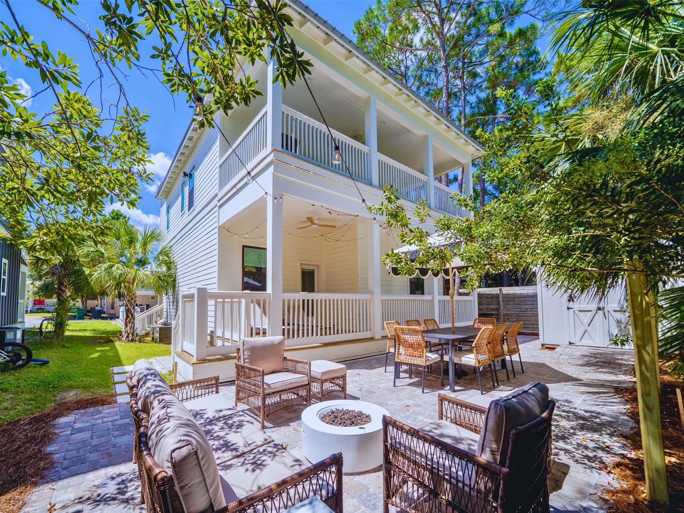 Spacious paved backyard - ideal for relaxing and outdoor gatherings!