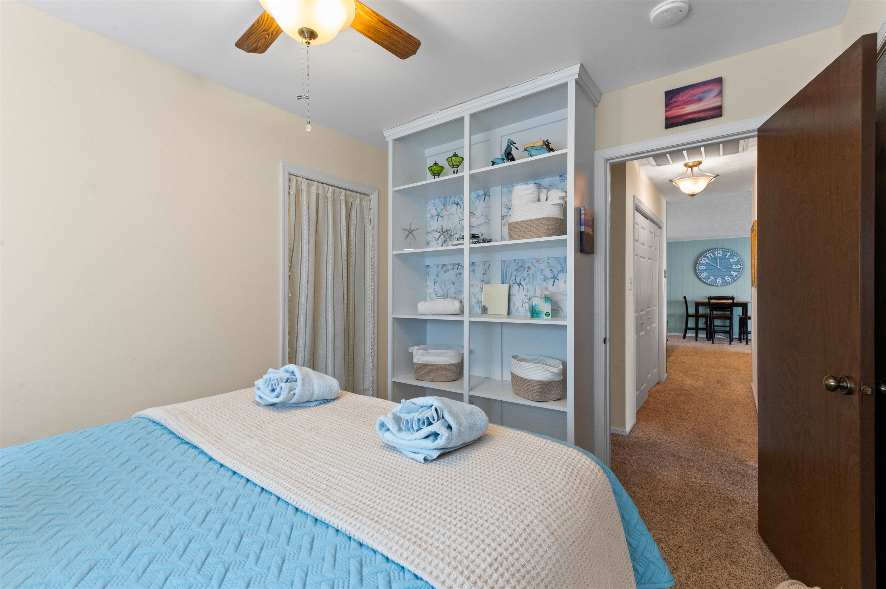 Bedroom Queen: Bright room with stylish decor and comfy bedding for a restful getaway!

