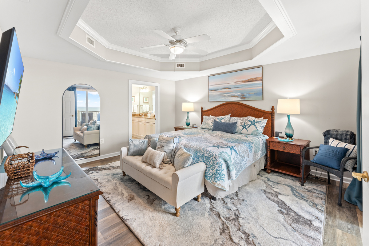 Spacious Main bedroom with king bed and ensuite
