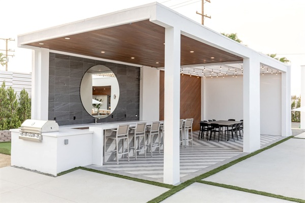 Outdoor Bar, BBQ, and Dining