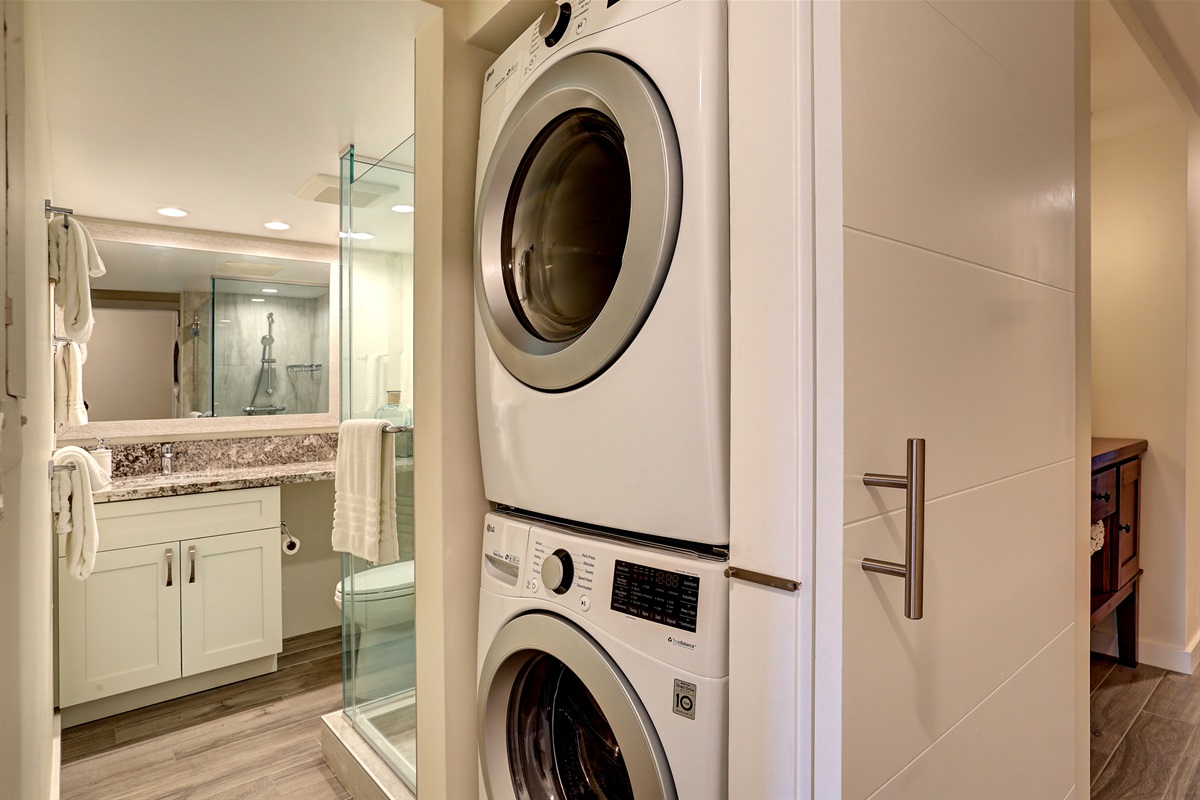 Fully remodeled main bath with full-size washer/dryer