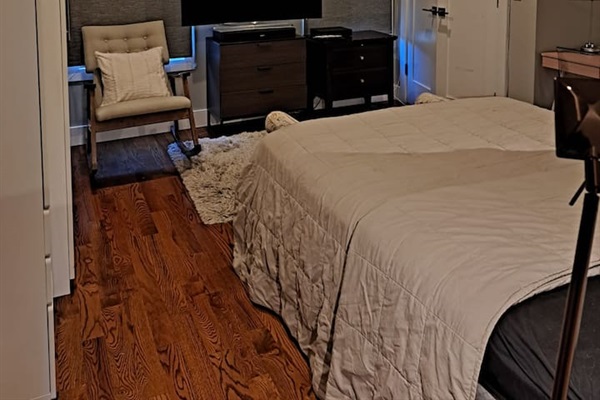 Queen size bedroom with private on suite bathroom.  Blackout shades, cable TV