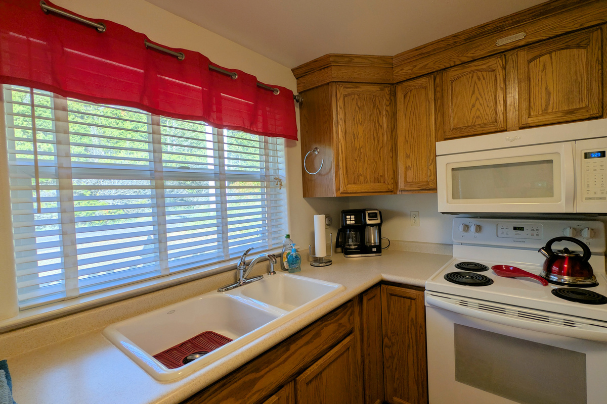 Kitchen with dual brew coffee maker Pod & Drip