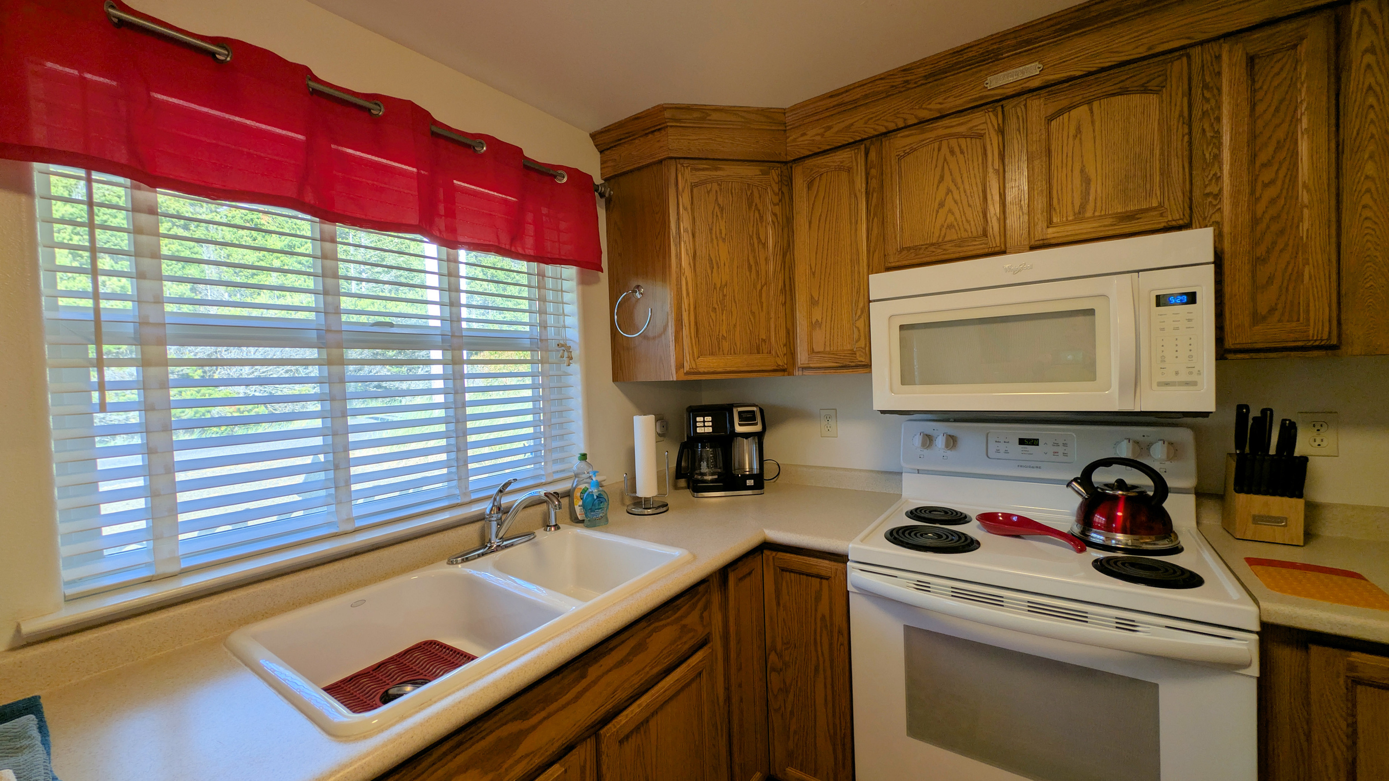 Kitchen with dual brew coffee maker Pod & Drip