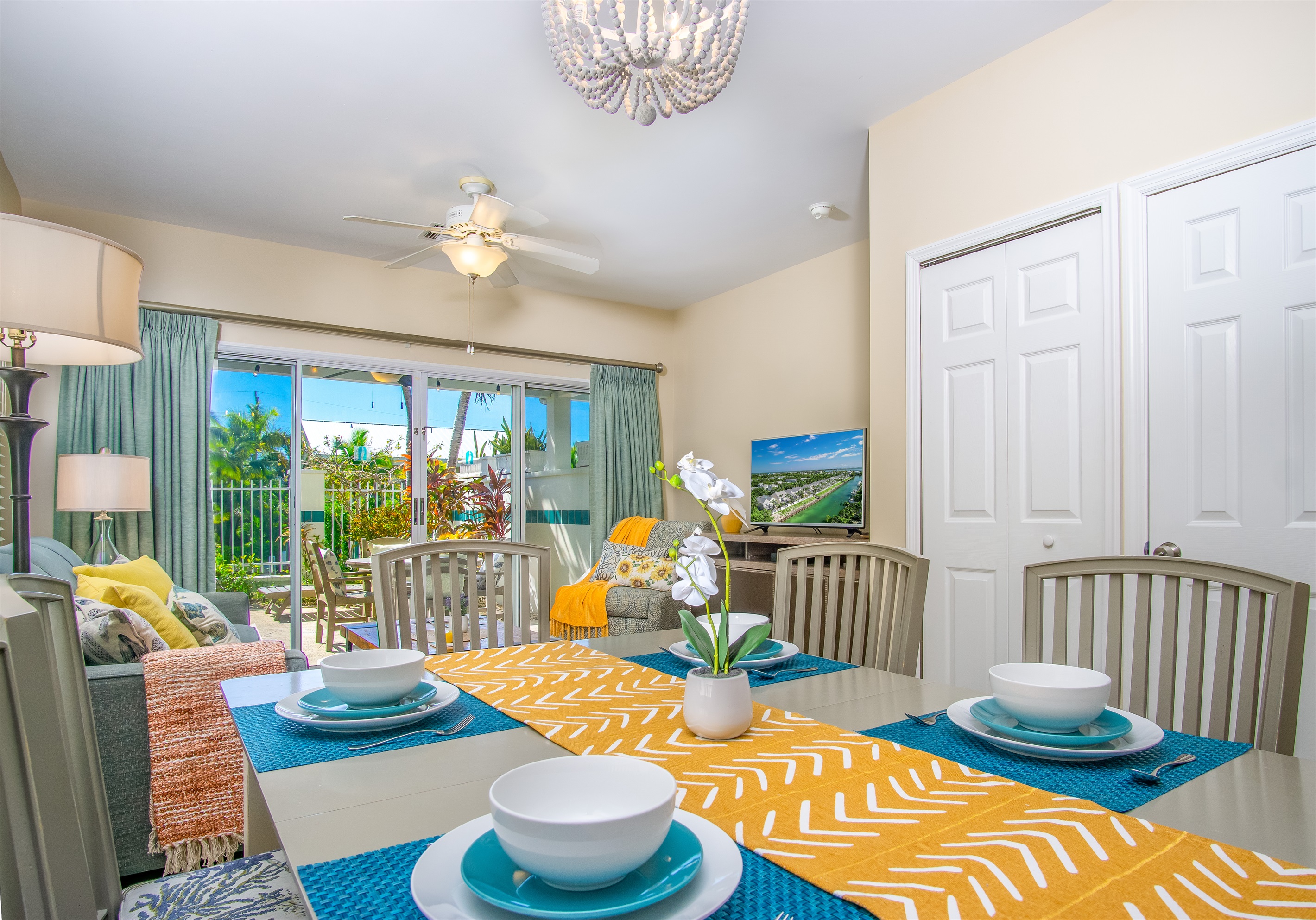 Open concept dining area can seat up to 6 guests