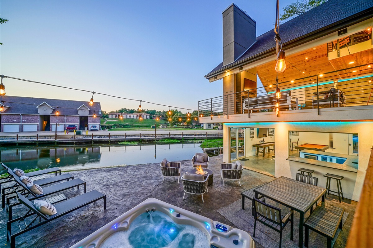 Relax in the private hot tub overlooking Lake Hamilton — a must for early mornings, golden hours, or nightcap dips.