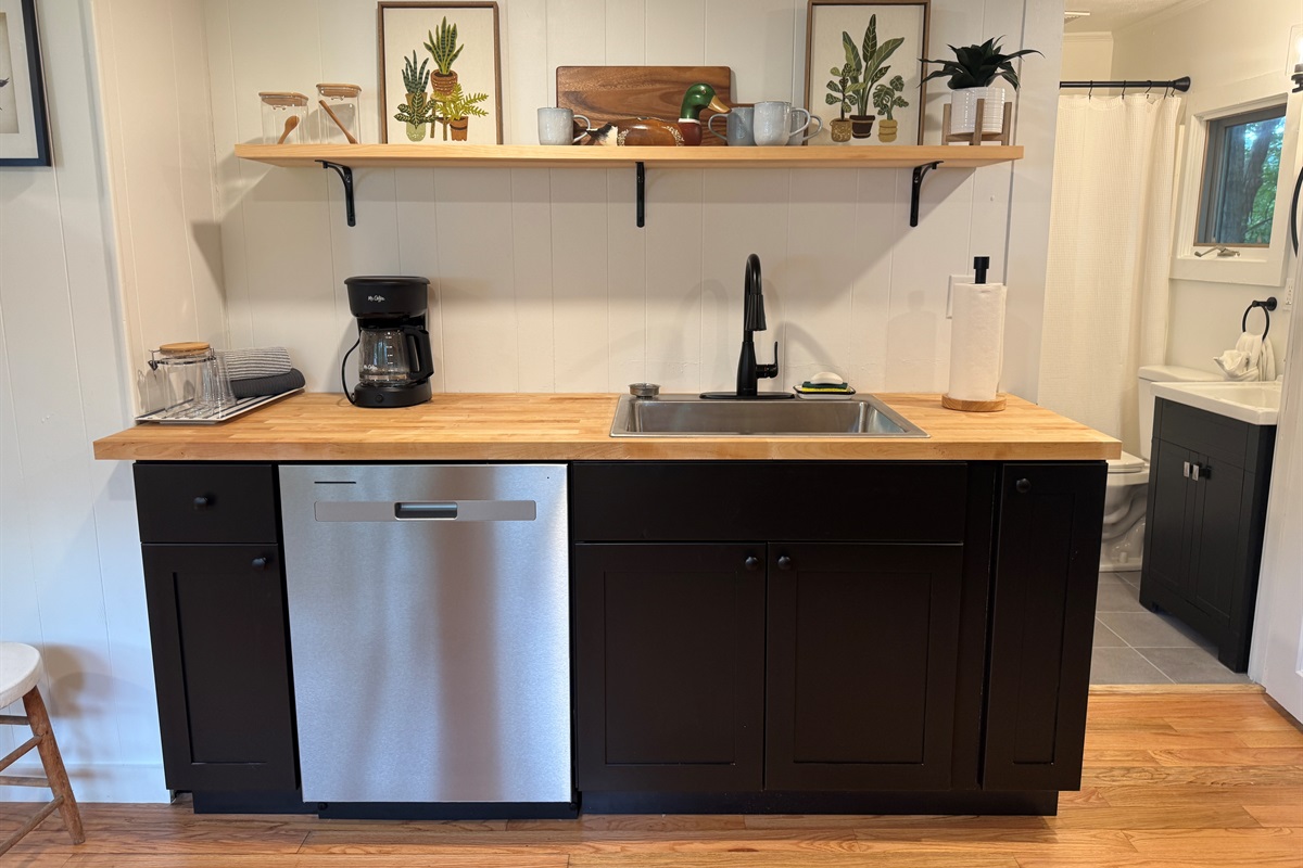 Eat-in kitchen w/ dishwasher