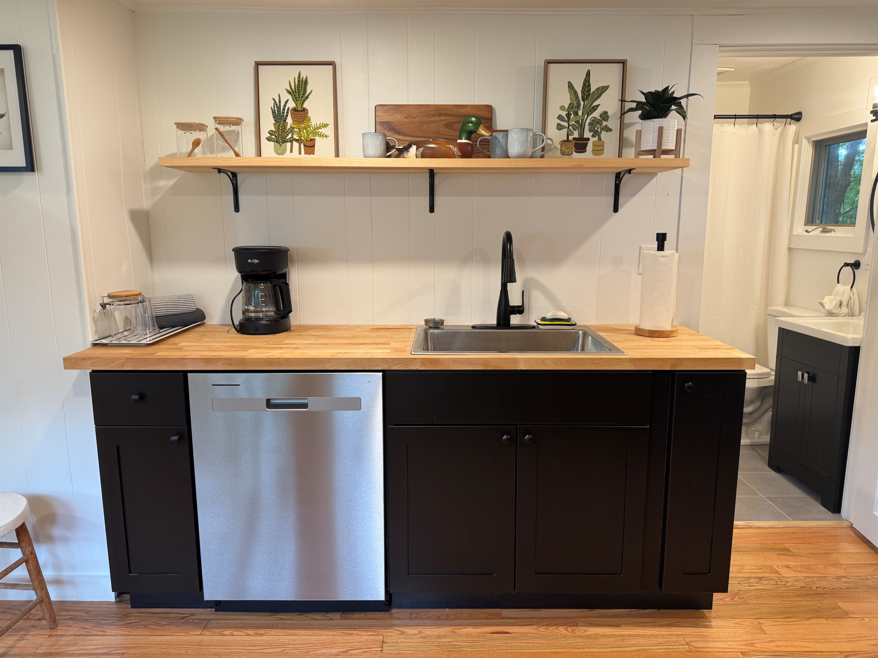 Eat-in kitchen w/ dishwasher