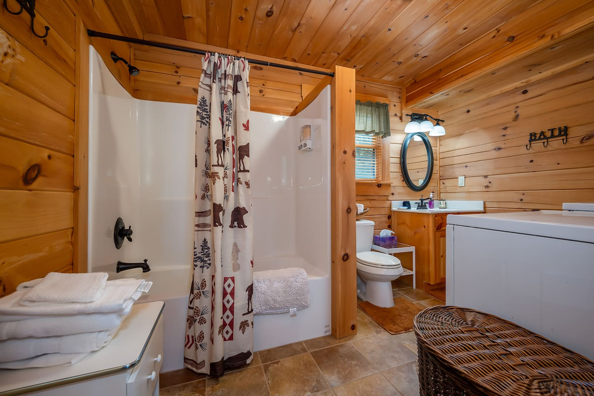Downstairs Full size bathtub/shower/ toiletries/ blow dryer  included