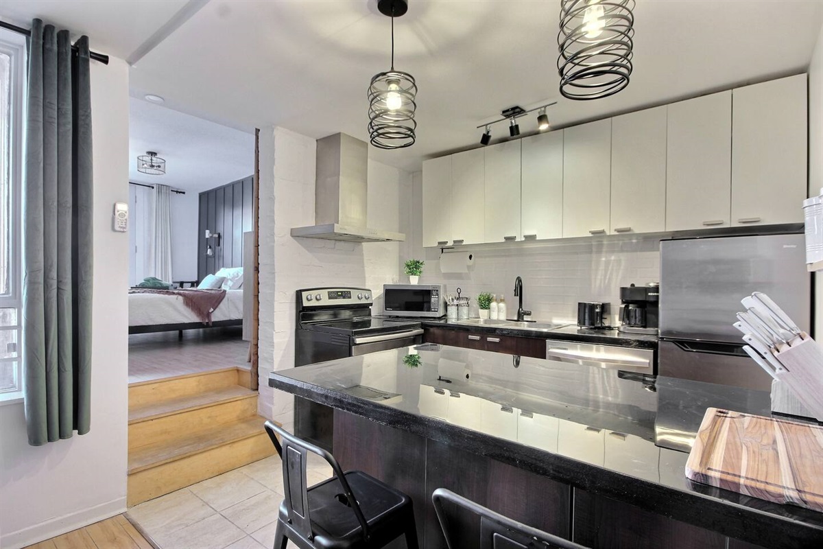 Vue d'ensemble de la cuisine avec tabouret !