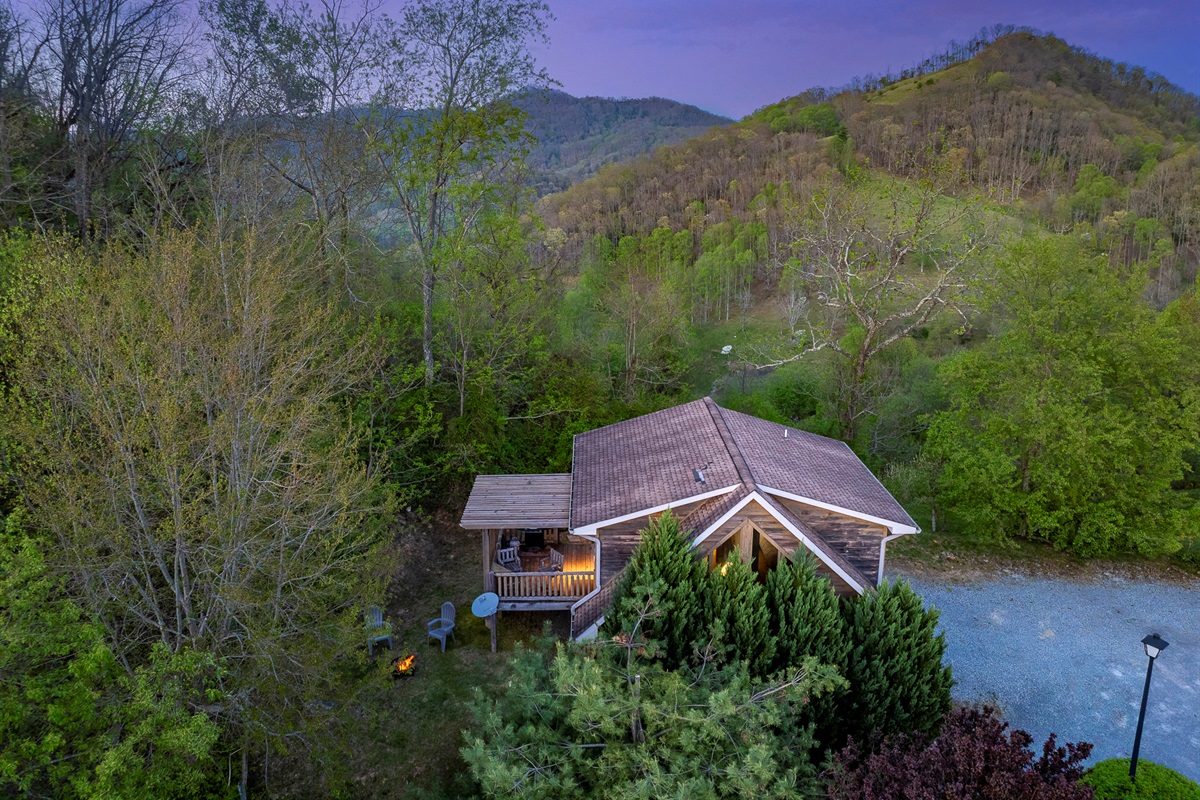 Charming Cabin Retreat: Experience stunning mountain views and a cozy fire pit under the stars!