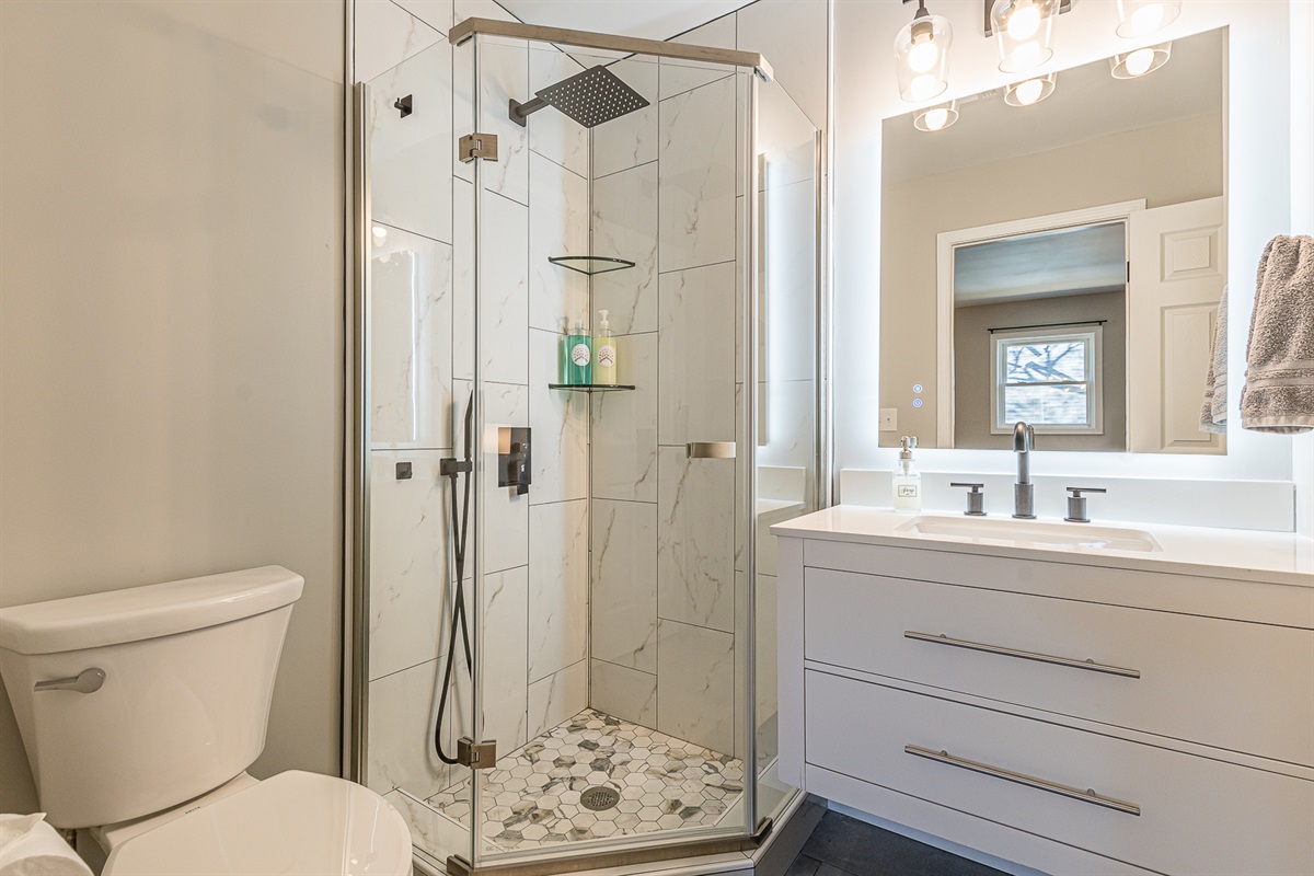 Forget bad lighting for your makeup! The mirror is backlit