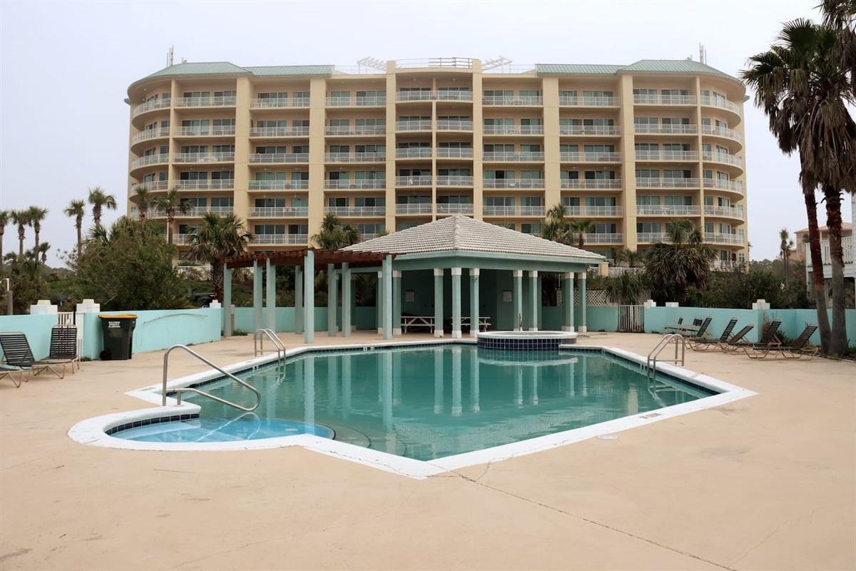 Outdoor pool and hottub