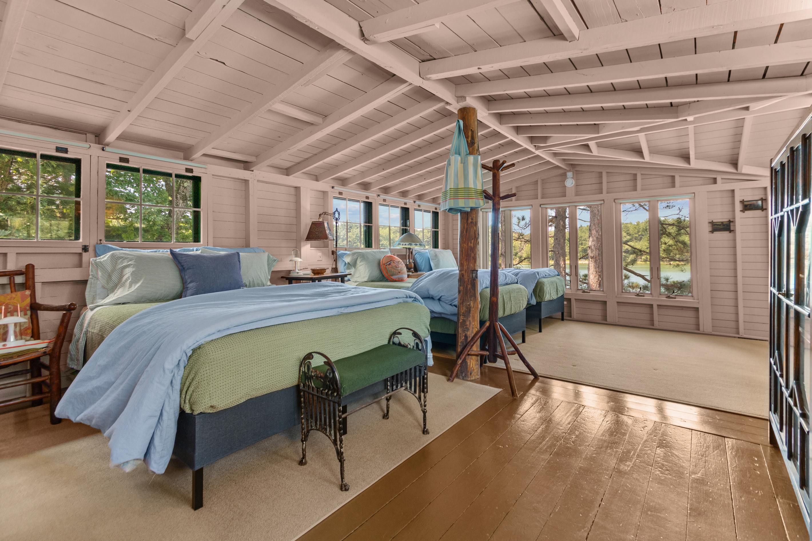 With two queen beds and two twin beds, the spacious upper level gives everyone plenty of room to settle in, get comfortable, and recharge after a day on the lake.