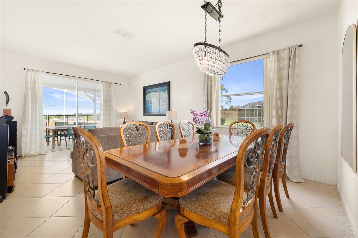The dinig table has seating for six.
