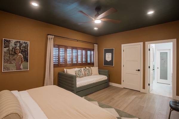 More room to spread out, more ways to sleep well.
Bedroom 2 offers a king bed plus a twin daybed with trundle—ideal for friends or kids—along with a spa-style bathroom featuring an oversized shower, soaking tub, double vanity, and separate toilet room.