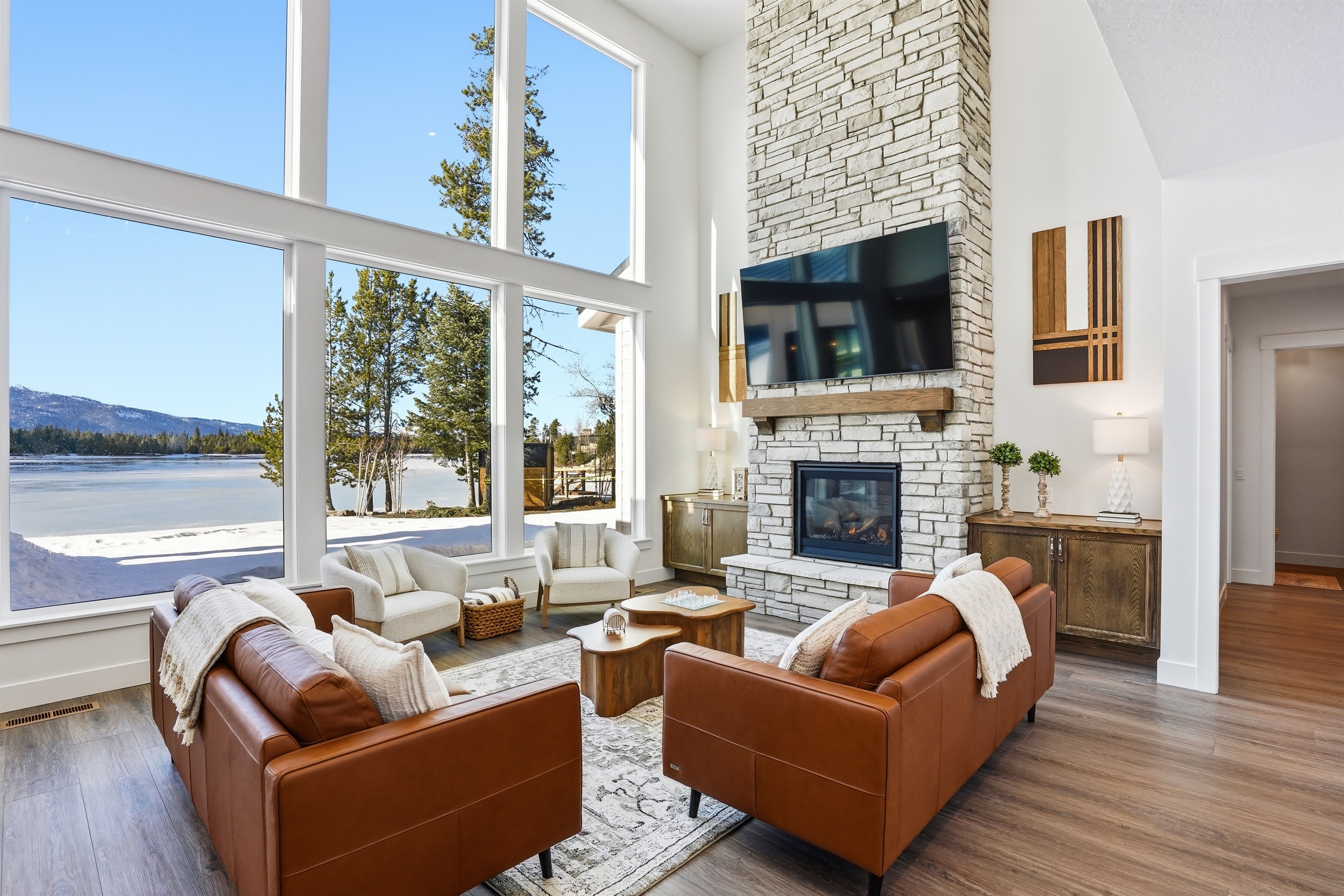 Relax in Luxury with Breathtaking Lakeside Mountain Views